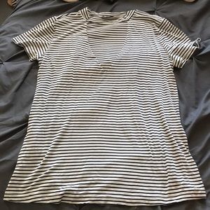 Dainty hooligan cut v neck tee